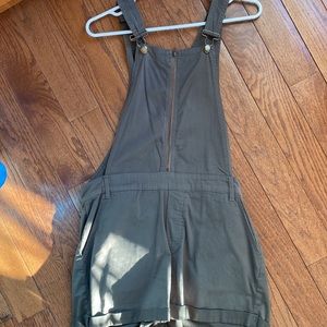 BDG Shorts Overalls Army Green - Size 2